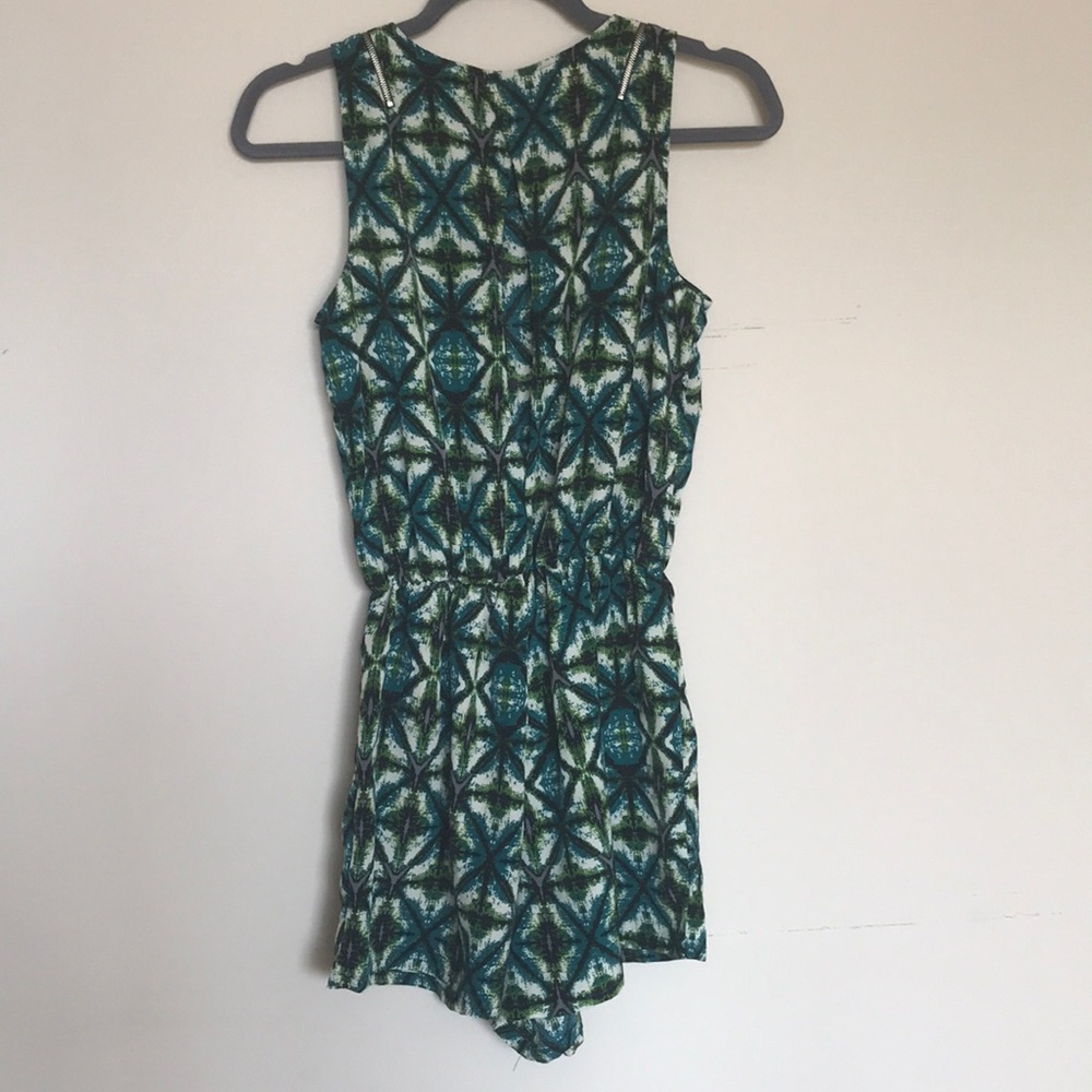 Geometric Pattern Romper - Picture 6 of 8